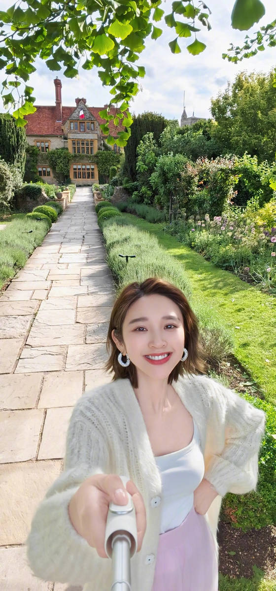 唐艺昕漫步英国乡村心情大好！回眸甜笑明媚动人