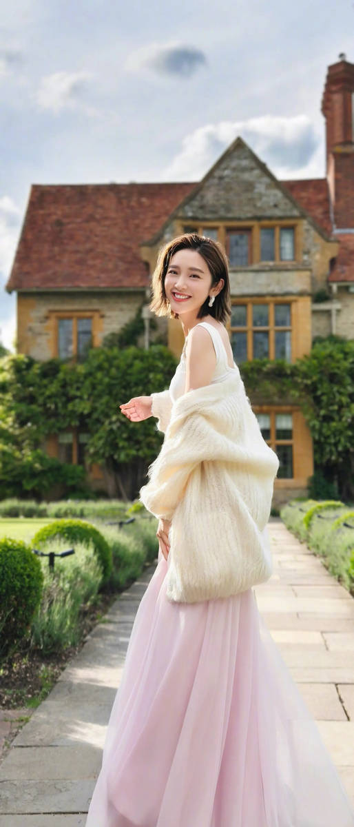 唐艺昕漫步英国乡村心情大好！回眸甜笑明媚动人
